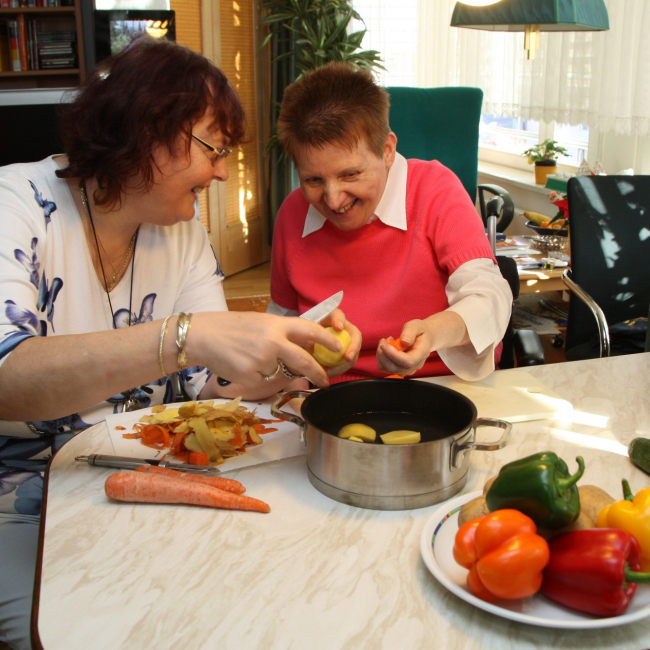 Ehrenamtliche begleiten Menschen aus der Nachbarschaft in ihrem Alltag. Sie kochen zum Beispiel gemeinsam.