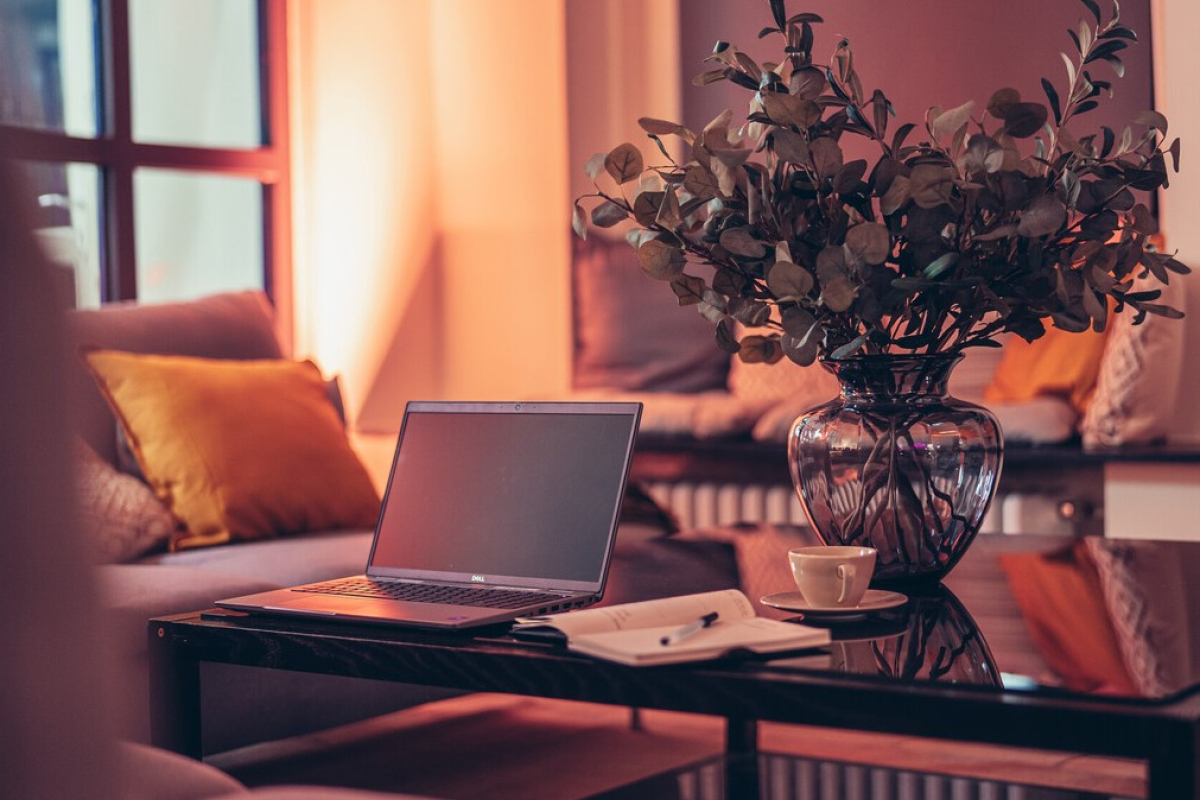 Laptop auf dem Tisch in einem gemütlichen Ambiente