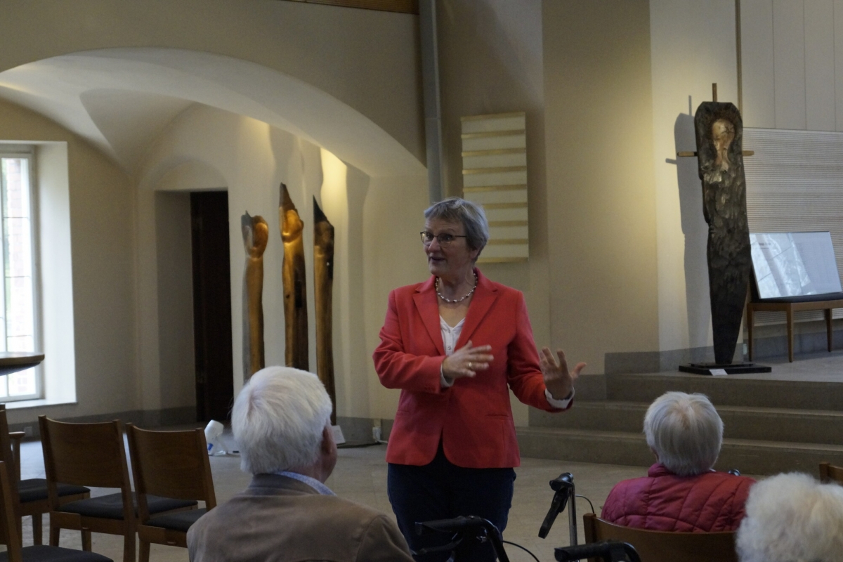Frau in Kirche vor Publikum