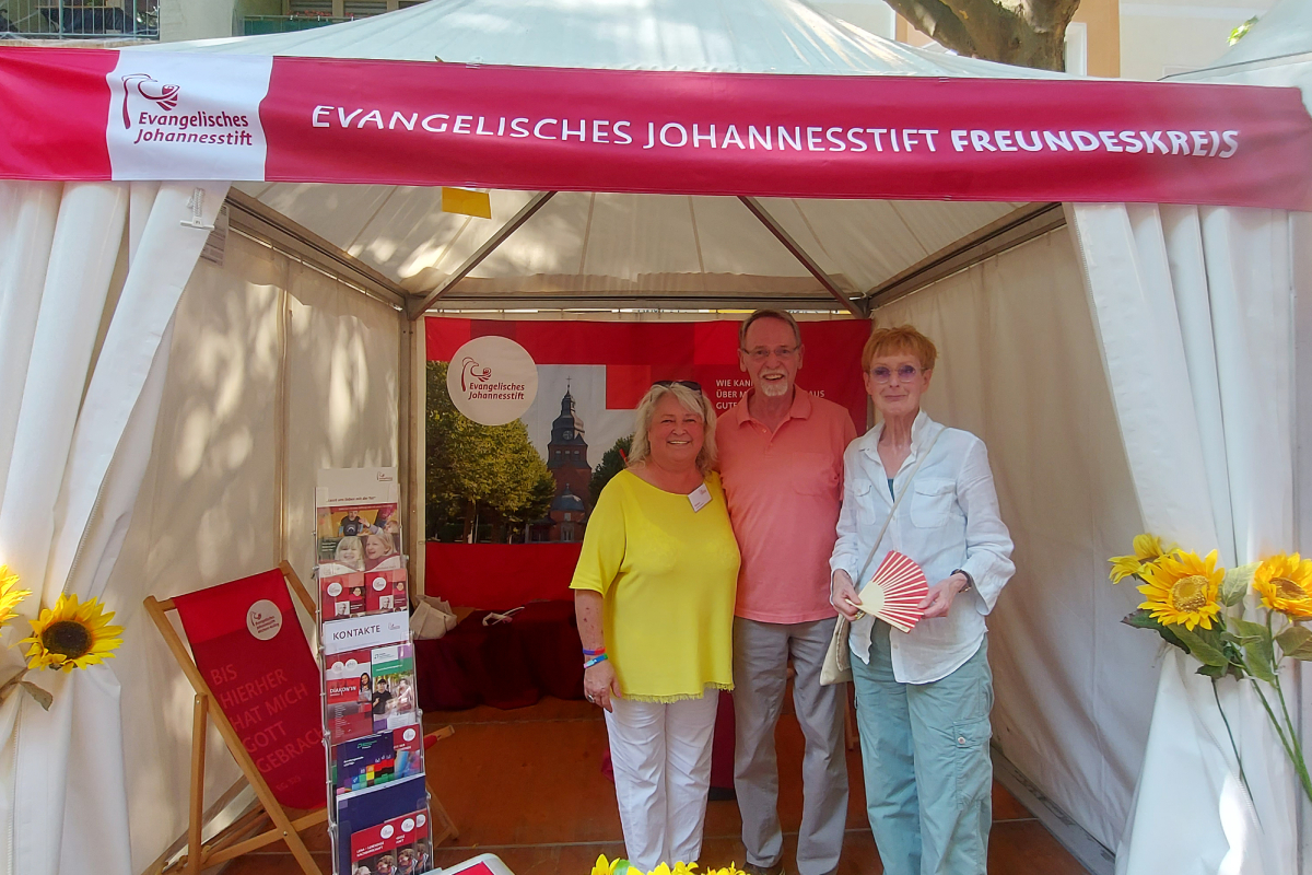 Freundeskreis auf dem 30. Lesbisch-Schwulen Stadtfest