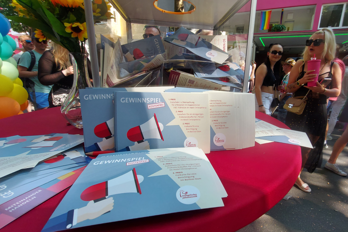 Freundeskreis auf dem 30. Lesbisch-Schwulen Stadtfest