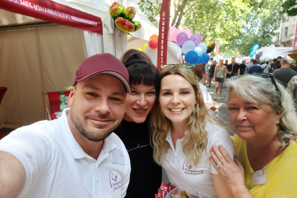 Freundeskreis auf dem 30. Lesbisch-Schwulen Stadtfest