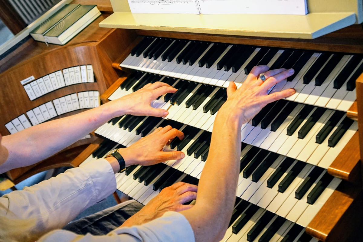 Vier Hände spielen Orgel