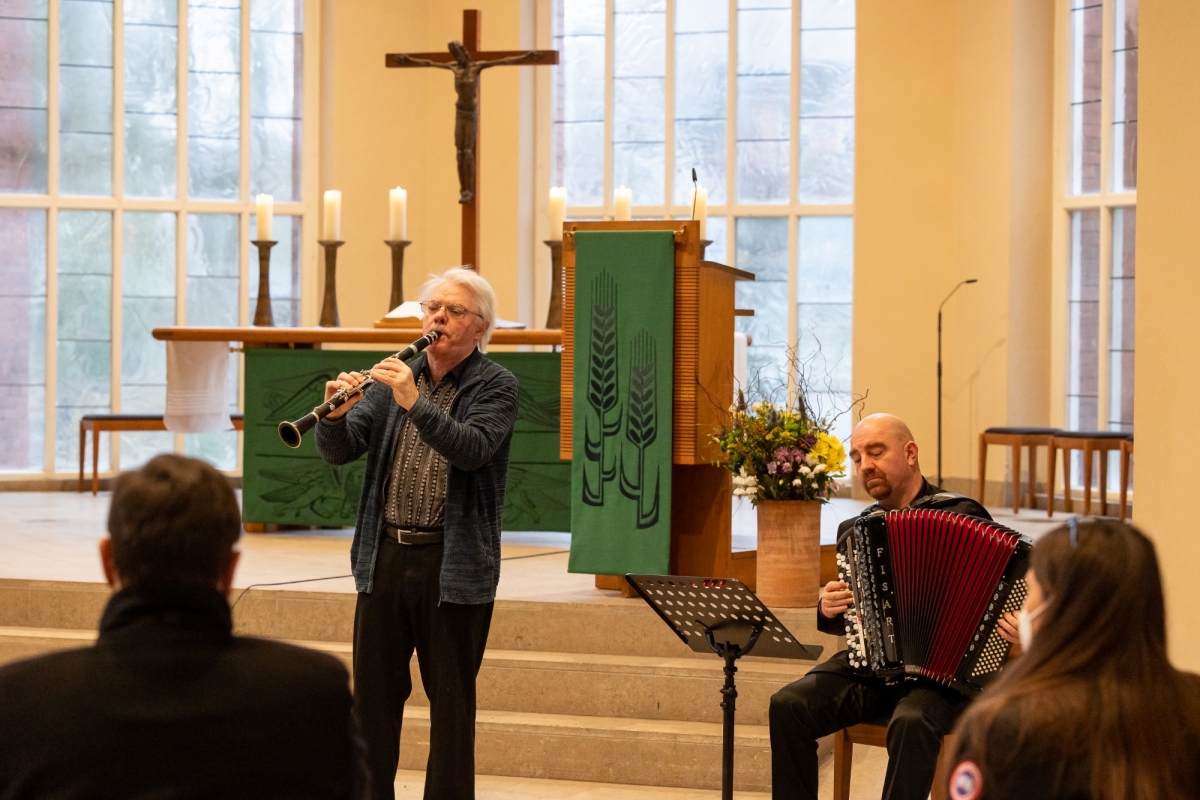 Musiker in einer Kirche