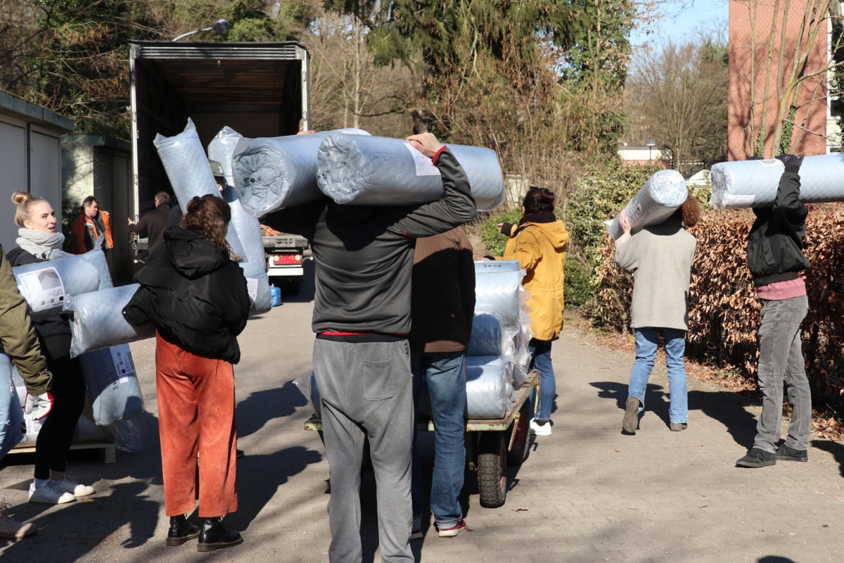 Mit der Unterkunft allein ist es nicht getan, Mobiliar und sonstige Ausstattung sind ebenfalls elementar für ein Zuhause auf Zeit. Für die Ausstattung dieser Orte haben glücklicherweise viele Menschen gespendet, so dass wir alles Notwendige kaufen und dank vieler Helfer*innen aufbauen konnten.