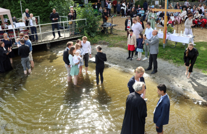 Aufnahme der zehn Täuflinge im Wasser während der Haveltaufe am 06. September