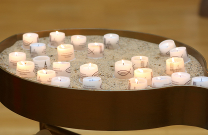 Kerzen in Sandbecken