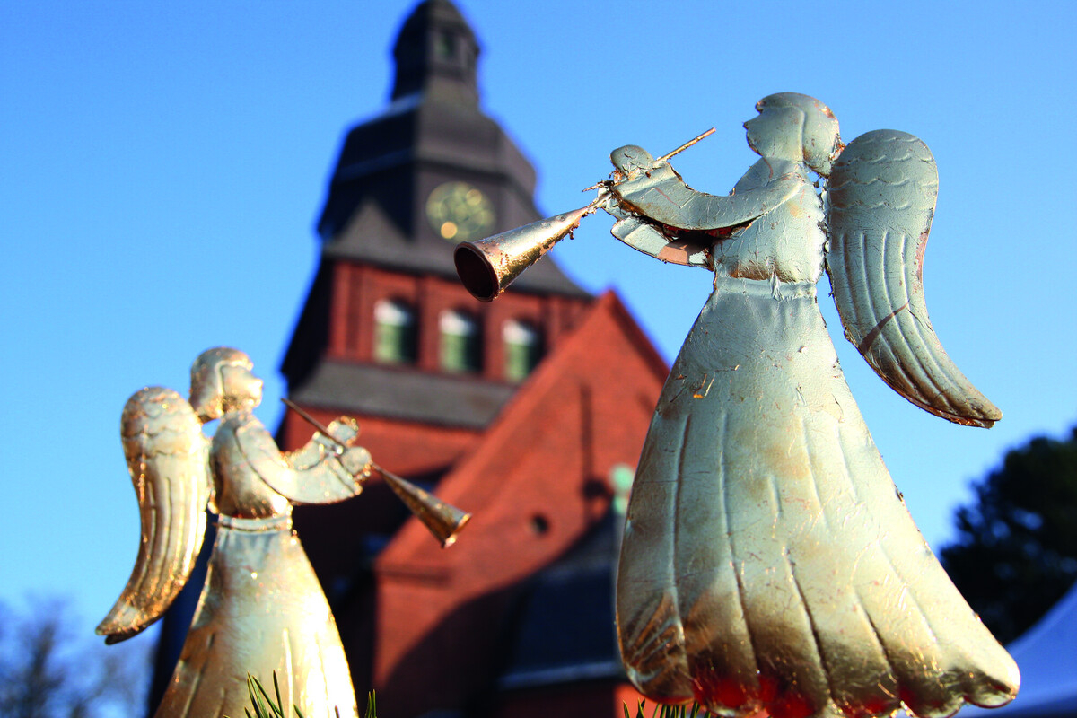 Engel vor Stiftskirche im Advent