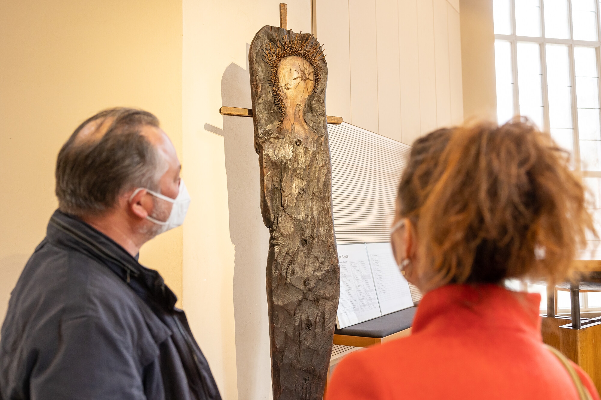 Zwei Gäste betrachten eine Skulptur
