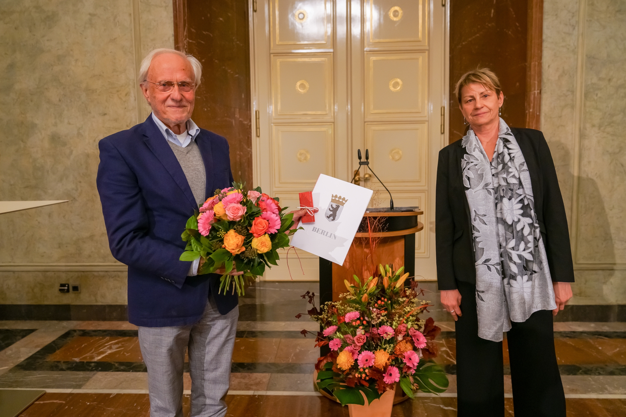 Wolfgang Oels nimmt die Berliner Ehrennadel entgegen.