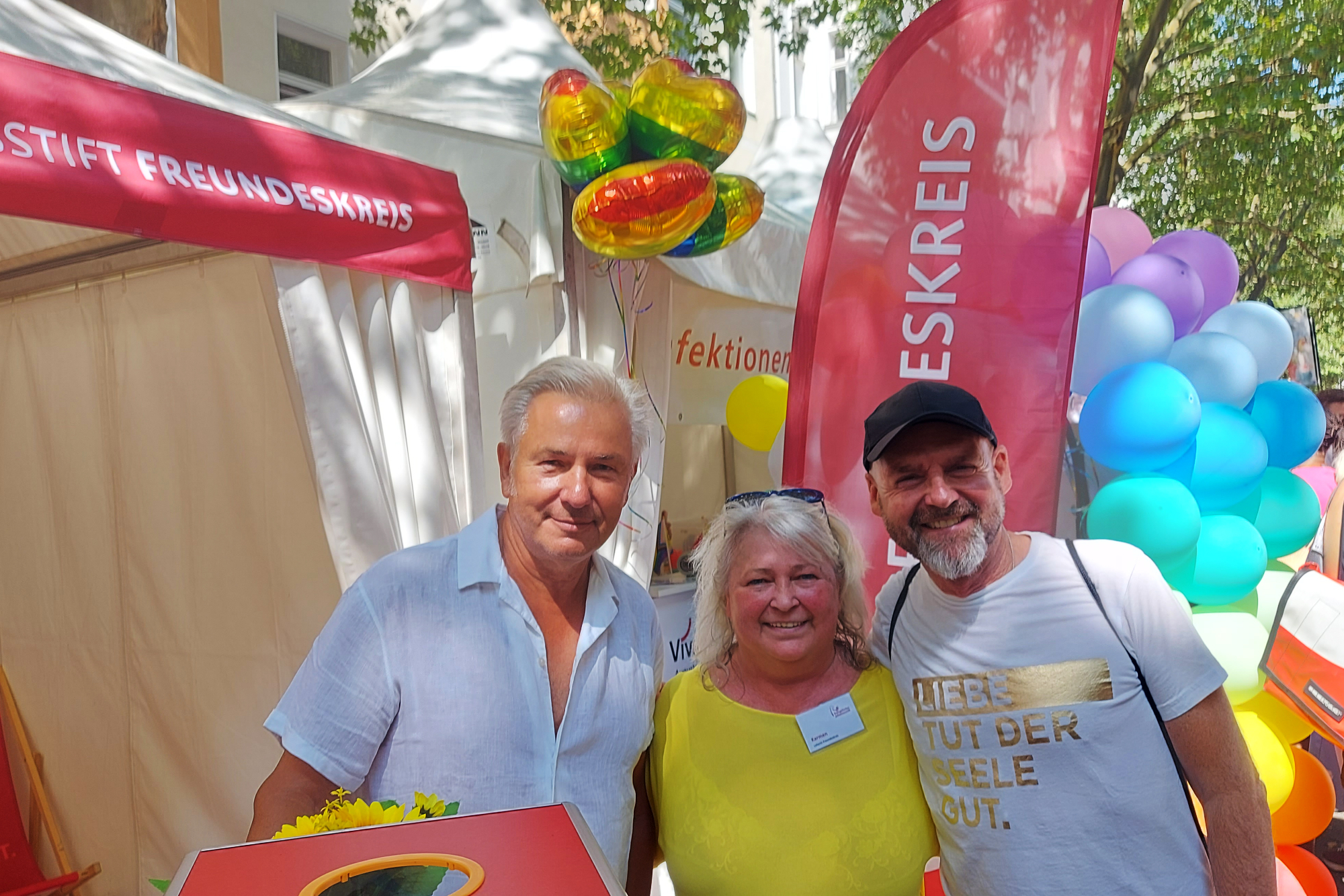 Freundeskreis auf dem 30. Lesbisch-Schwulen Stadtfest