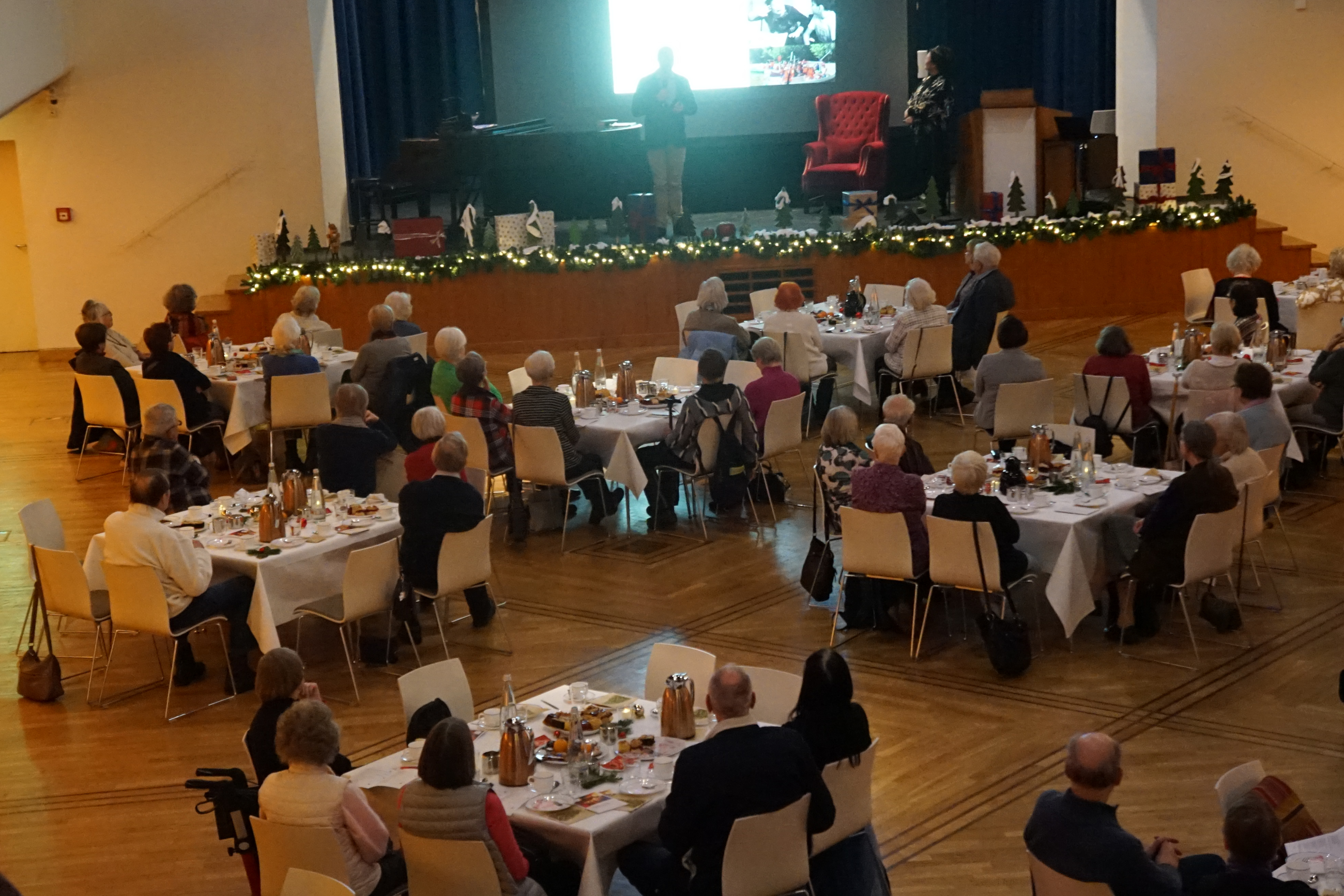 Spenden-Weihnachtsfeier: Tische im Festsaal 