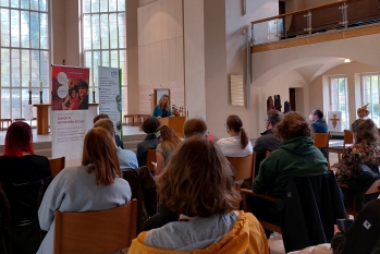 Antrittsvorlesung: Prof. Dr. Kristina Dronsch spricht vor Publikum.