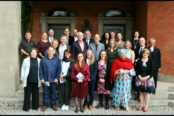 Gruppe von 26 Personen, Einsegnung von 15 Diakoninnen und Diakonen